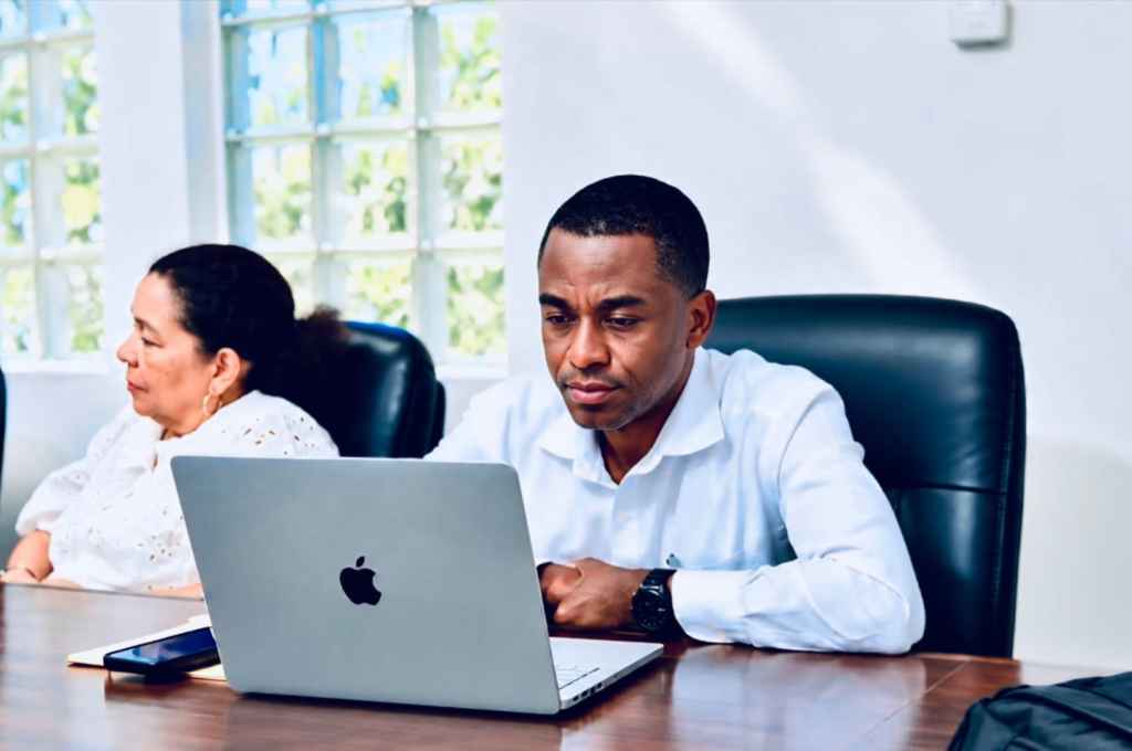 Directeur Lauture en face d'un ordinateur durant le meeting